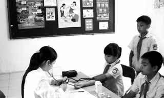 Bảo hiểm Y tế giúp học sinh, sinh viên được chia sẻ gánh nặng khi ốm đau, bệnh tật và được chăm sóc sức khỏe ngay từ ban đầu (Ảnh minh họa).