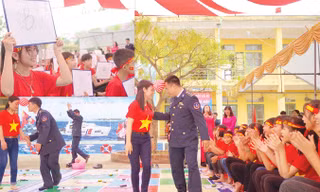 Thầy cô giáo, ĐVTN Cảnh sát biển và các em học sinh trường THCS Yên Bắc (huyện Duy Tiên, Hà Nam) sôi nổi tham gia cuộc thi “Em yêu biển đảo quê hương”. Ảnh: M.L.