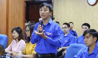 Phan Văn Hồng Thắng chia sẻ kinh nghiệm sáng tạo của bản thân tại một diễn đàn thanh niên. Ảnh: Bình Minh.