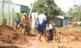 Đường vào bản Đoàn Kết đầy bùn nhão nhoét.