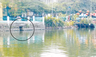 Cống xả thải có đường kính trên dưới 1 mét trên phố Thụy Khuê hàng ngày đang xả thải trực tiếp ra hồ Tây. Ảnh: A. Trọng.