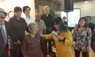 Ánh Tuyết sát cánh cùng các nhạc công lão thành. Ảnh: NVCC.