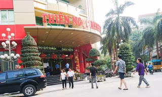 Trụ sở Thiên Ngọc Minh Uy chiều ngày 26/4, mọi hoạt động ra vào công ty đa cấp này bị 4 bảo vệ kiểm soát gắt gao. Ảnh: Như Ý.