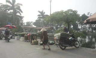 Họp chợ dưới lòng đường