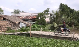 Chiếc “đò” độc đáo tại phường Bình Thạnh, TX. Long Mỹ, tỉnh Hậu Giang. Ảnh: Kim Hà.