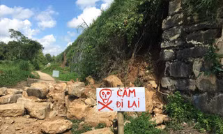 Đoạn tường thành Nhà Hồ bị sạt lở.