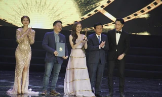 Đại diện ê kíp làm phim Em chưa 18 nhận Bông sen vàng Liên hoan phim Việt Nam lần thứ XX. Ảnh: Thanh Trần.