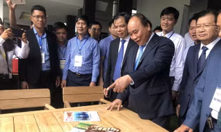 Thủ tướng Nguyễn Xuân Phúc và các đại biểu thăm gian hàng bày sản phẩm gỗ. ẢNH: PV.