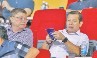 Phó ban trọng tài Dương Văn Hiền (bìa phải) trên SVĐ Hàng Đẫy chiều 15/5.