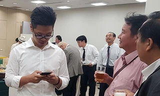 Ông Vũ Minh Hoàng (trái)