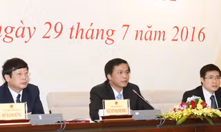 Tổng Thư ký QH Nguyễn Hạnh Phúc (giữa) thông tin với phóng viên, báo chí tại cuộc họp. Ảnh: Như Ý.