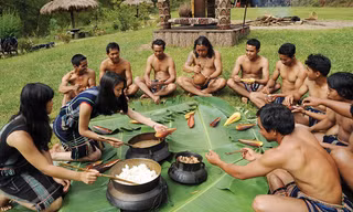 Ăn cơm mới. Ảnh: KP.