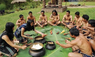 Ăn cơm mới. Ảnh: KP.