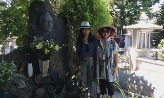 Bà Trịnh Vĩnh Trinh (phải) viếng mộ và thắp hương báo cáo anh trai việc Hà Nội đặt tên đường Trịnh Công Sơn (26/8), ra mắt học bổng Trịnh Công Sơn (28/8) và khoá Trịnh Công Sơn Học tại ĐH UCLA - Mỹ đã sang năm thứ hai. Ảnh: TL gia đình.