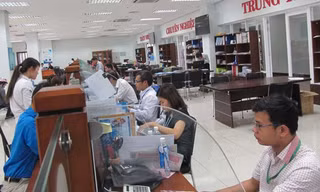 Đa phần học viên đề án 922 của Đà Nẵng sau khi được đào tạo đều trở về phục vụ thành phố, ngoại trừ một số ít học viên cố tình chây ỳ trách nhiệm đã ký kết. Trong ảnh: Công chức trẻ tại Trung tâm hành chính TP Đà Nẵng. Ảnh: Nam Cường.