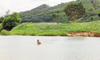 Sông Kỳ Lộ đoạn gần mạch nước nóng Triêm Ðức là bể bơi thiên nhiên lý tưởng.