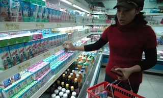 Người tiêu dùng khó mà phân biệt đâu là sữa bột pha thành nước, đâu là sữa tươi. Ảnh minh họa: Hồng Vĩnh