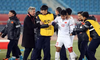 GĐKT Jurgen Gede chung vui với các cầu thủ sau chiến thắng lịch sử trước U23 Qatar. Ảnh: Hữu Phạm.