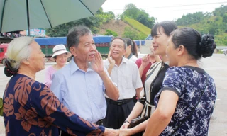 Nhà văn Nguyễn Huy Thiệp gặp lại đồng nghiệp xưa.