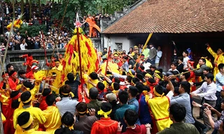 Hình ảnh phản cảm ở Hội Gióng năm ngoái. Ảnh: Zing