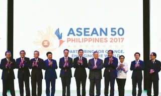 Phó Thủ tướng, Bộ trưởng Ngoại giao Phạm Bình Minh (thứ tư, trái sang) chụp ảnh cùng các ngoại trưởng tại lễ khai mạc Hội nghị Bộ trưởng Ngoại giao ASEAN lần thứ 50 ở Philippines ngày 5/8. Ảnh: TTXVN.