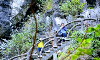 Sở Xây dựng Ninh Bình khảo sát, lập phương án tháo dỡ công trình vi phạm ở Tràng An. Ảnh: Minh Đức.