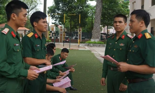 Lãnh đạo Tiểu đoàn 1, Lữ đoàn 144 và cán bộ Đoàn, chiến sĩ Đại đội 1 trao đổi biện pháp thực hiện phong trào “Mỗi tuần một điều luật, mỗi tháng xung kích thực hiện một việc làm thiết thực”. Ảnh: Nguyễn Minh.