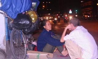 Chị Loan (trái) trò chuyện với một người đi làm từ thiện ngày Tết.