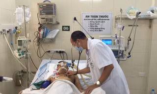 Bác sĩ, TS Đỗ Duy Cường đang chăm sóc bệnh nhân. Ảnh bác sĩ cung cấp.