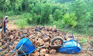 Một điểm tập kết quặng sắt dưới chân núi.