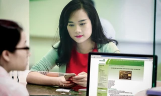 Nhân viên Vietcombank tư vấn cho khách quan tâm đăng ký sử dụng thẻ đồng thương hiệu.