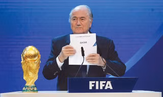 Cựu Chủ tịch FIFA S.Blatter công bố Qatar là nước chủ nhà World Cup 2022. Ảnh: GETTY IMAGES.