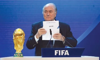 Cựu Chủ tịch FIFA S.Blatter công bố Qatar là nước chủ nhà World Cup 2022. Ảnh: GETTY IMAGES.
