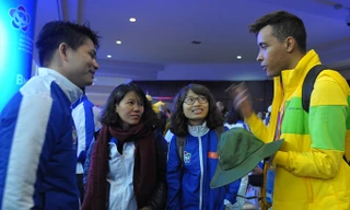 Đại biểu Issa Yakub hào hứng với câu chuyện về chiếc mũ tai bèo của Việt Nam. Ảnh: Xuân Tùng.