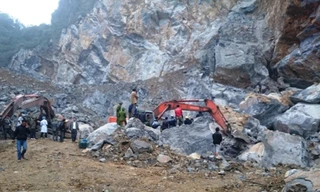 Hiện trường vụ sập mỏ đá. Ảnh: Dân Việt