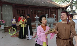 Phong (bìa phải) trong một buổi tập luyện cùng CLB tại đình Xuân La. Ảnh: NVCC.