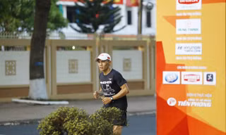 VĐV Nguyễn Văn Long thử đường chạy tại Việt dã Tiền Phong 2018.