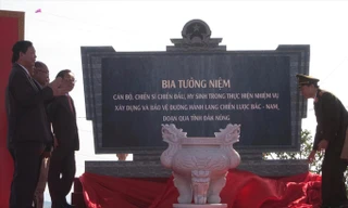 Bộ trưởng Bộ Công an Tô Lâm (bên phải) cùng lãnh đạo tỉnh đặt bia tưởng niệm.