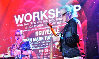 Nguyên Lê có thể hòa mình vào nhiều dòng nhạc và nhiều phong cách âm nhạc khác nhau. Trong ảnh là hòa tấu với nghệ sĩ kèn Trần Mạnh Tuấn. Ảnh: Trần Nguyễn Anh.