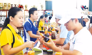 Người tiêu dùng mua nước mắm Phú Quốc trở lại. Ảnh: Huy Hải.