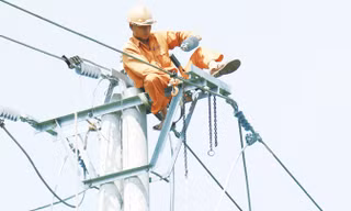 Theo các chuyên gia, EVN sẽ phải tiếp tục tăng năng suất, giảm tổn thất điện năng trước khi đề xuất tăng giá điện. Ảnh: Như Ý.