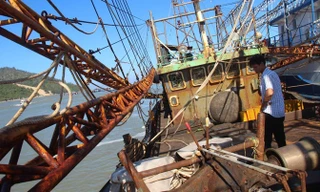 Tàu vỏ thép hư hỏng nằm bờ tại Bình Định.