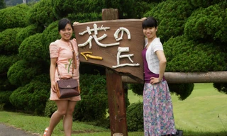 Nguyễn Thị Thảo (bên phải) chụp ảnh tại Nhật Bản, nơi chị theo học thạc sỹ công nghệ vũ trụ từ 2013-2015. Ảnh: NVCC.