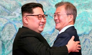 Tổng thống Hàn Quốc Moon Jae-in ( phải) và nhà lãnh đạo Triều Tiên Kim Jong-un đã có cuộc gặp gỡ lịch sử lần đầu tiên hồi tháng 4 vừa qua. Ảnh: AP.