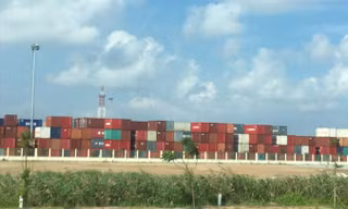 Hải Phòng và TPHCM đang có lượng container hàng hóa ùn ứ, tồn đọng quá lớn. Ảnh: Tuấn Nguyễn.