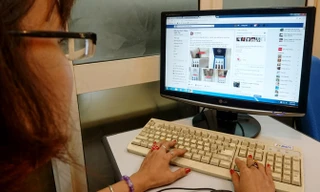 Người kinh doanh qua mạng như Facebook, Zalo... có thể phải nộp lệ phí, thuế giá trị gia tăng... Ảnh: Như Ý.