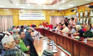 Khung cảnh tọa đàm “Bài học từ quá khứ và kiến tạo một tương lai tốt đẹp hơn”. Ảnh: DPV.