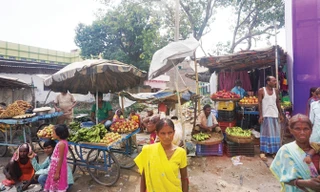 Cuộc sống bao đời nay ở Ấn Ðộ vẫn chưa dễ thay đổi: Ðàn ông đi bán hàng, đàn bà đi mua sắm. Ảnh: L.A.
