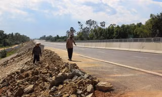 Nhiều hạng mục cao tốc Ðà Nẵng - Quảng Ngãi vẫn chưa được hoàn thành. Ảnh: H.Văn.