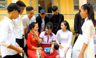 Vy hồn nhiên trò chuyện cùng cô giáo và bạn cũ.